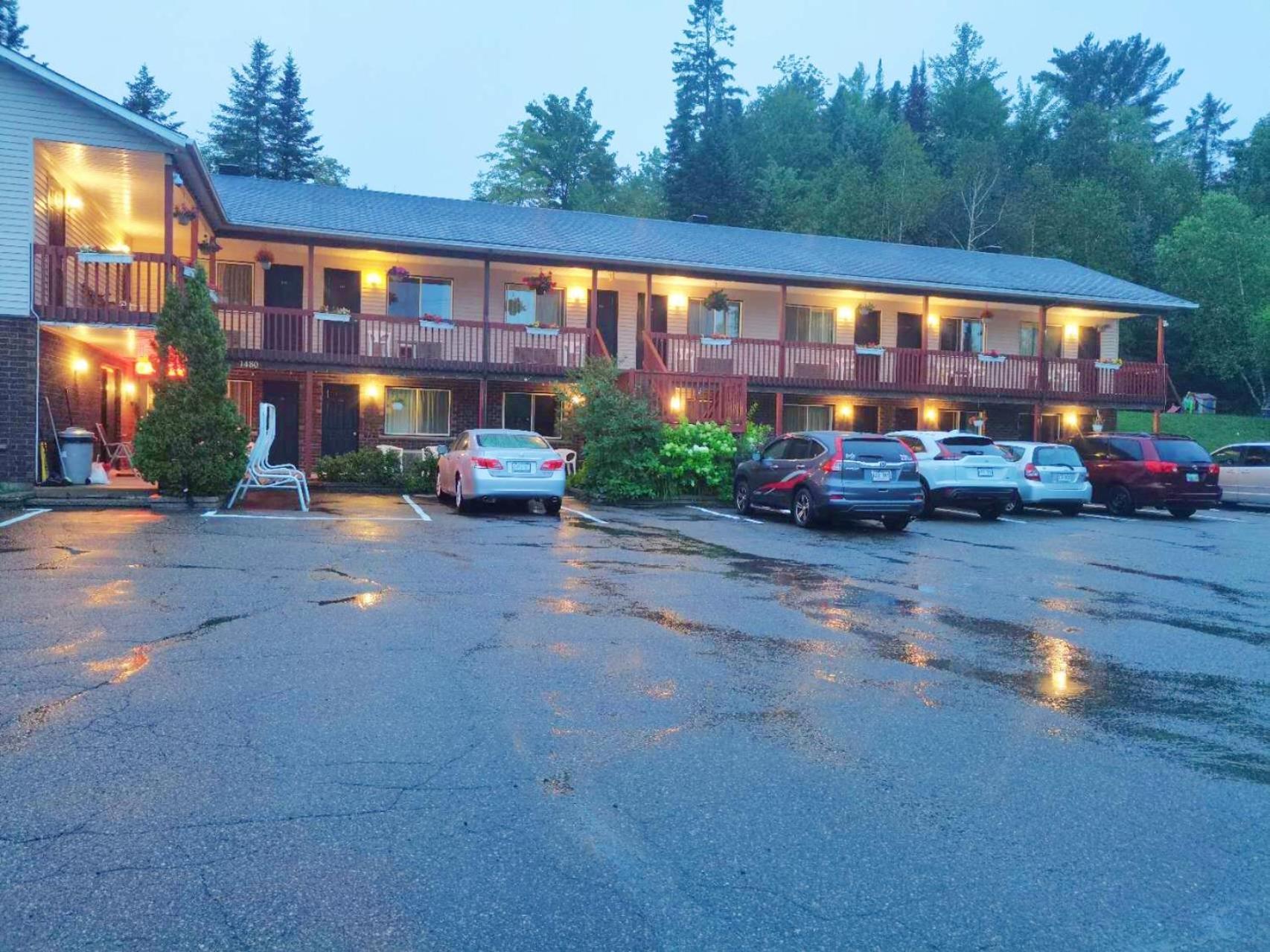 Motel Le Radisson de Val-David Esterno foto
